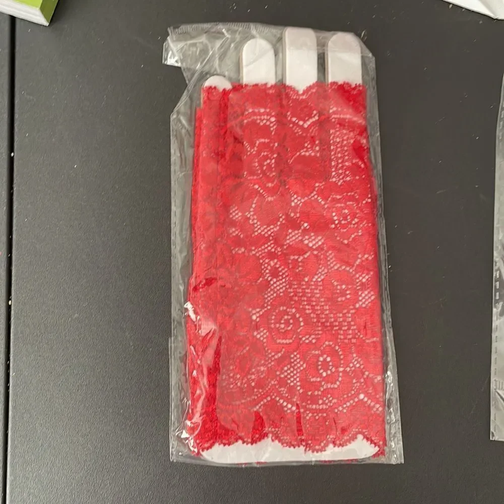 RED LACE FINGERLESS SLEEVE CUFFS‎